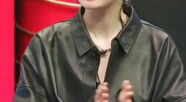 杨幂直播露面，失去了十级美颜后，果然是34岁的老阿姨