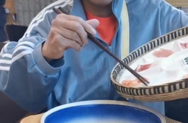 60岁何家劲开面包店亲自当店员，帮打包还陪吃，身家过亿很低调