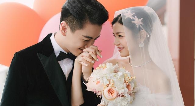 娱乐圈5对姐弟恋，每一对都超幸福，他们相差16岁还在热恋期