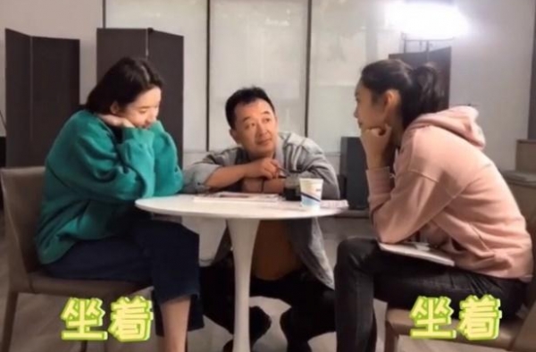 44岁黄海波近照显沧桑，转行开培训班，蹲地讲课被指太卑微？