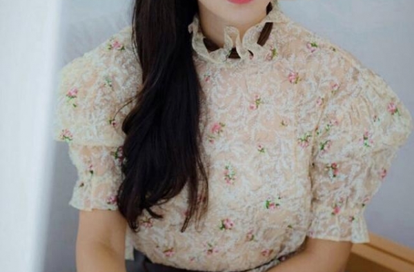 37岁孙艺珍和48岁杨钰莹，同穿蕾丝碎花裙，一个真嫩一个装嫩
