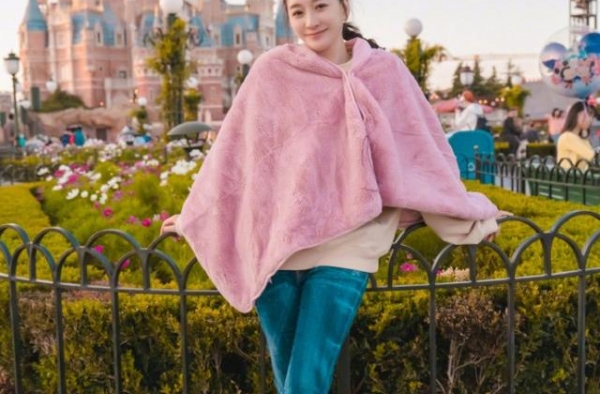 44岁李小冉晒游迪士尼照片，少女感溢出屏幕美如在逃公主