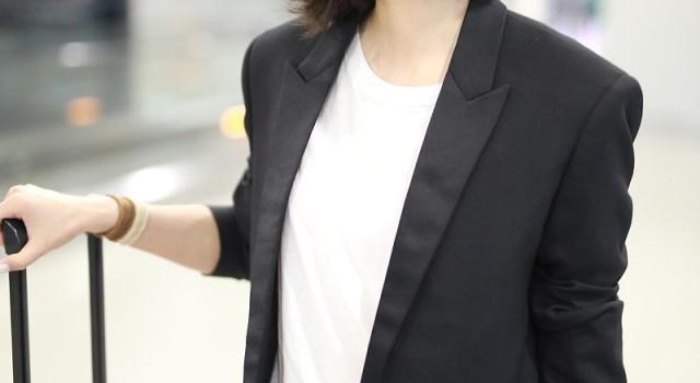 万茜因为会穿才这么美，黑色西装配白色T恤，简约时尚又高级