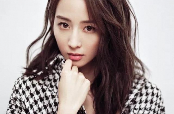 张钧甯真是放得开！穿件刚盖过大腿根的衬衫，打底皮裤都看见了