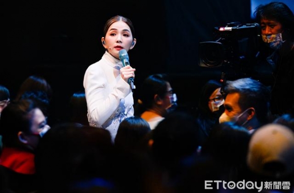 Ella曝手术照揭二宝零进度原因　当众约老公：可以再生一胎