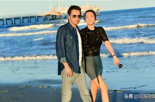 巩俐拍写真，携手70岁老公，满头黑发不显老