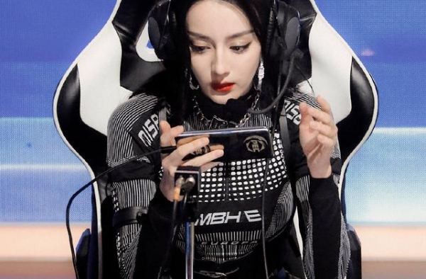 迪丽热巴游戏id曝光，自称西北孤傲的狼，网友：猛女实锤