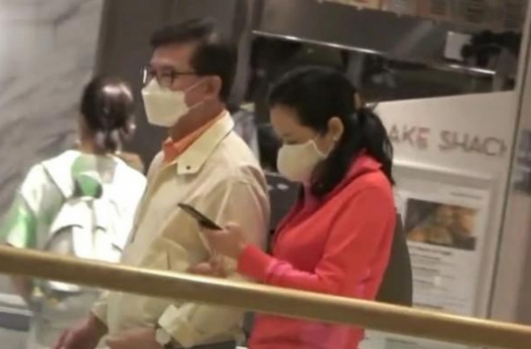 霍启刚母亲朱玲玲被偶遇，挽现任老公逛街，对方啤酒肚明显差距大