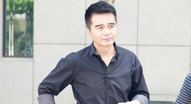 “胜天半子”许亚军：四婚三离，妻子全是美女，连何晴都沉沦其中