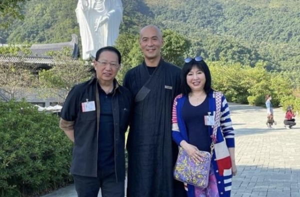 周海媚前任林伟亮罕露脸，看破红尘出家11年，戾气大减越发祥和