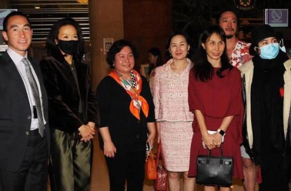 真名媛不怕低调！何超凤踩布鞋亮相，同框73岁汪明荃穿貂太贵气