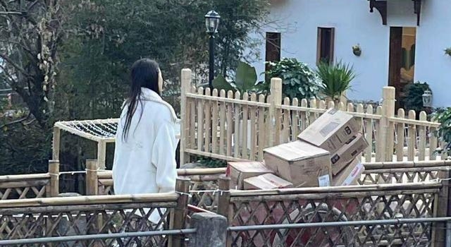 52岁伊能静被偶遇，推三轮车搬快递略心酸，打扮接地气似素人