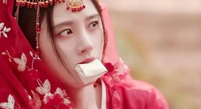 鞠婧祎绑架戏份被嘲不敬业，嘴里像含了块豆腐，铁刘海躺着也不歪
