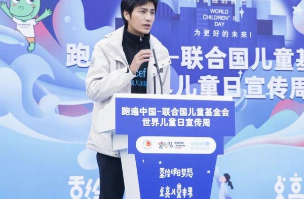 44岁陈坤一下子嫩回18岁儿子年纪！穿运动装，双腿细到不敢信