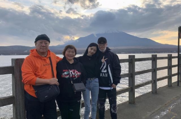 潘玮柏娇妻宣云婚后晒美照，一双“筷子腿”抢镜，潘玮柏点赞表白