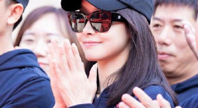 《洛阳》主演现身开机仪式，宋茜嘟嘴卖萌，王一博素颜被杜华抢镜