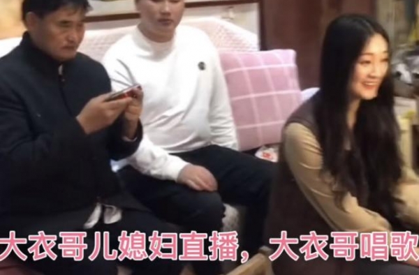 大衣哥儿媳逛街背一万八的包，被曝掌管大衣哥的公司，网友：能干