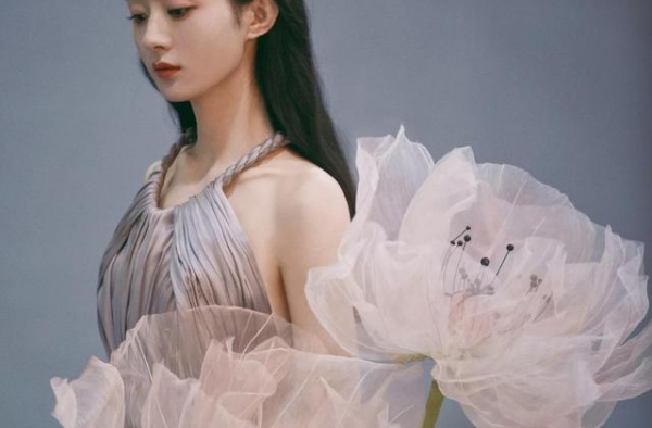 赵丽颖花间仙意时尚大片：唯美动人、优雅高贵！