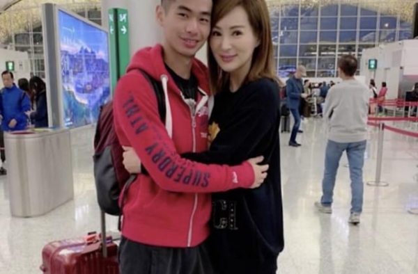 罗霖荣升做婆婆喜上眉梢，22岁次子美国闪婚，混血媳妇孕味十足