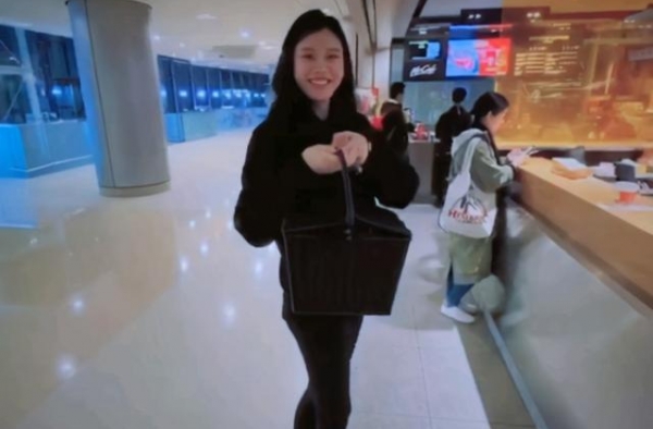 奚梦瑶怎么胖成这样？与何猷君身形比差别明显，豪门娇妻太壮硕