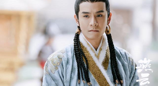 经超与小李琳同跳螃蟹舞秀恩爱，身姿灵活，舞姿比老婆还妖娆