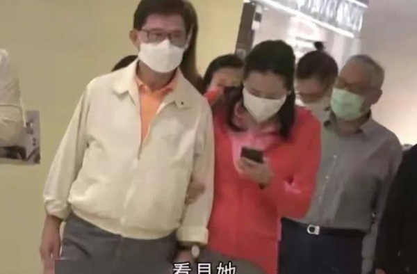 朱玲玲逛街被拍，62岁还穿粉色衣服装嫩，挎着老公好恩爱