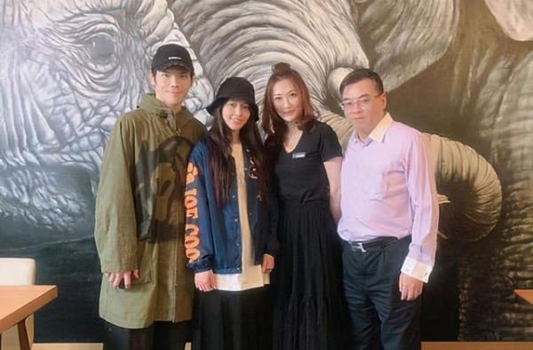 郭碧婷在婆婆送的豪宅里拍照，似怕冷坐超厚垫子，紧挨老公超甜蜜