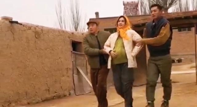 郑恺跑男路透图曝光，扶孕妇baby太熟练，网友：没少扶苗苗