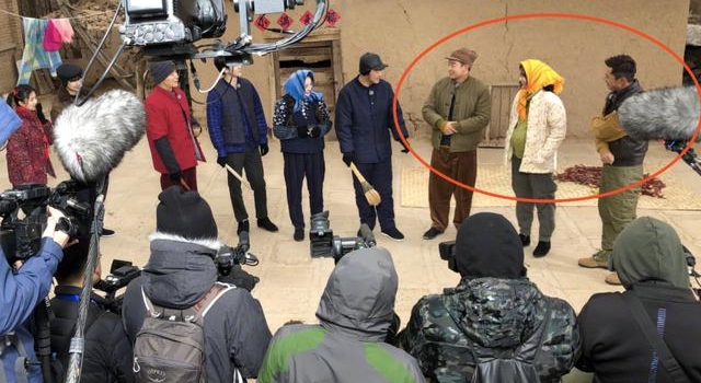 Baby为节目扮农村孕妇，穿花袄挺大肚接地气，走路需两人搀扶