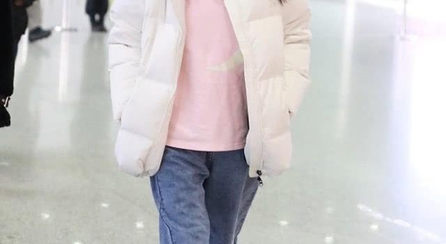 李小璐为卖自家衣服拼了，舍弃奢侈品穿自家货，40岁走少女路线