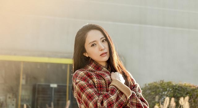 董璇发丝飘逸穿格纹大衣 暖阳下浅笑迷人