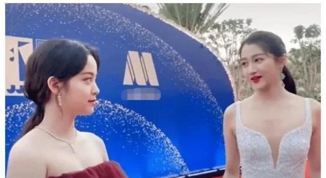 关晓彤把欧阳娜娜挤出红毯，谁注意到娜娜的反应素质是装不出来