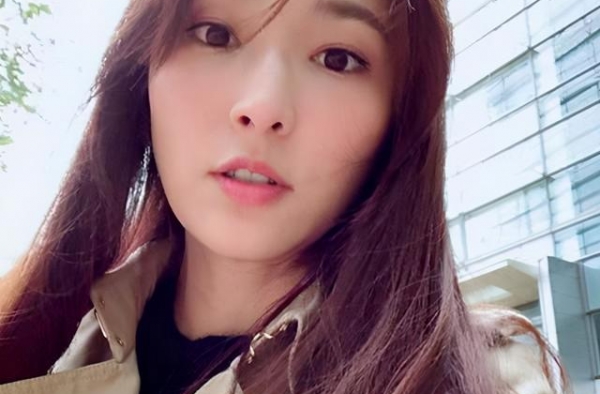阔太生活依旧？吴佩慈晒照带女儿看特展，长女真容曝光被嘲似路人