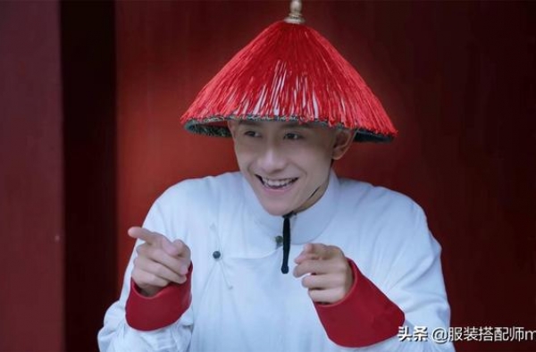 张一山新剧路透，穿深色大衣成熟稳重，同框大2岁李沁更像哥哥