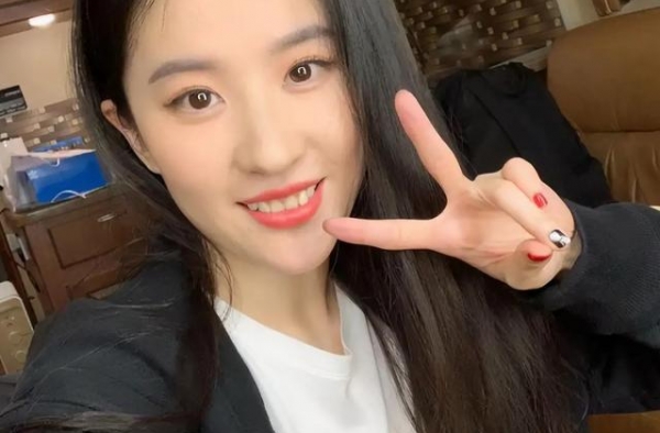 刘亦菲开美颜晒自拍，意外变网红同款“尖下巴”，颜值瞬间拉低