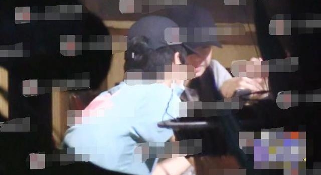 陈妍希携儿子公婆探班陈晓，夫妻牵手撒狗粮，女方无名指婚戒瞩目
