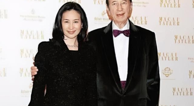 58岁何超琼罕见露老态！穿一身西装配珍珠耳环，贵妇气质藏不住