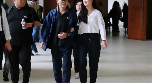 李连杰带小女儿现身三亚，小女儿颜值惊艳：丝毫不逊美人妈妈