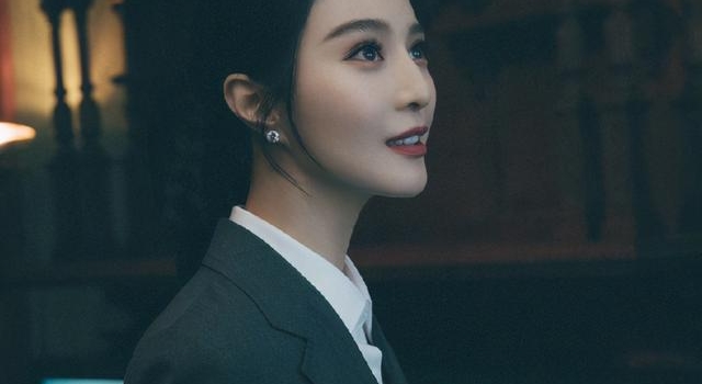 范冰冰深夜现身妇儿医院，穿着简单宽松，肚子也太抢镜了