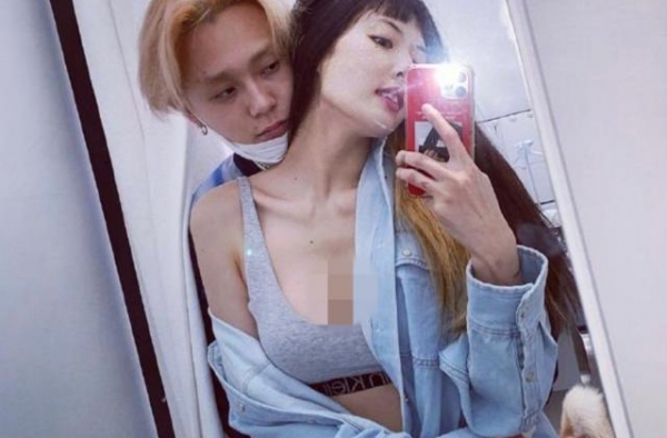 惹人羡！女星泫雅与男友亲密自拍，穿性感内衣大秀S型曲线