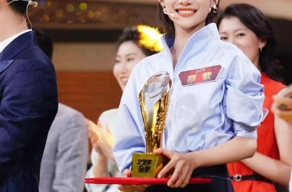 蔡紫赶超董卿！不看镜头图气质大变，一年后华丽大转身变最美主持