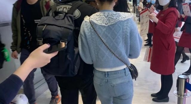 55岁郭富城陪小娇妻逛街，全程牵手太黏糊，方媛着装被嘲廉价