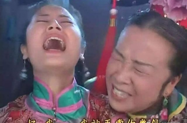 有种遗憾叫容嬷嬷的儿子，出道十年没火，儿媳在《延禧攻略》走红