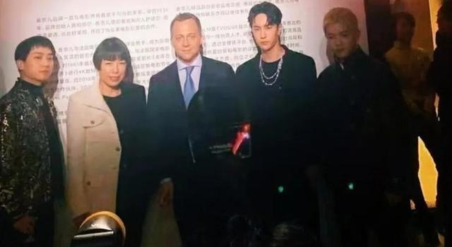 众星出席时尚盛典：杨幂额头抢镜，宋茜格格不入，刘诗诗气场太强