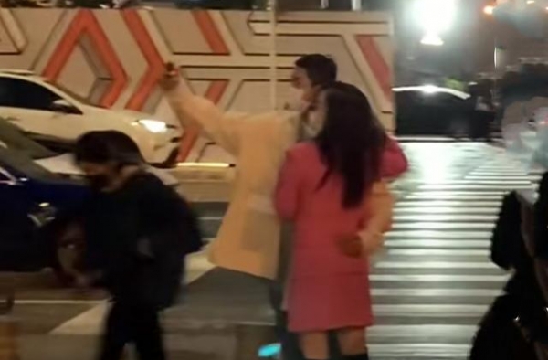 杜江夫妇又秀恩爱！搂霍思燕腰在街头自拍，亲密相拥不惧路人眼光