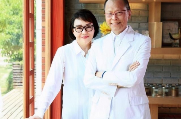 导演张毅遗体火化，曾出轨女一号与前妻离婚，被封杀负债七千万