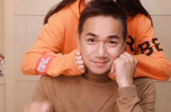 56岁骆达华和女儿罕同框，父女容貌太相似！骆达华几十年没变样