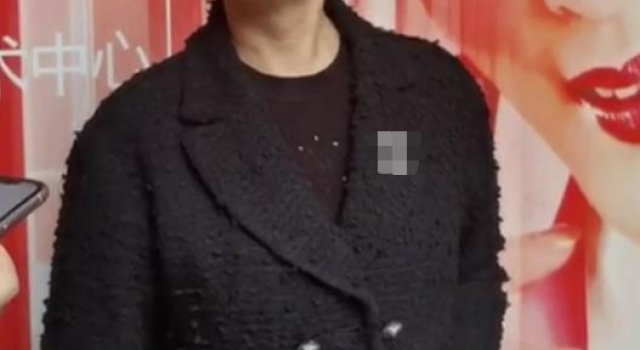 邓婕近照撞脸赌王四太，穿5万外套显阔气，与张国立住上亿豪宅？