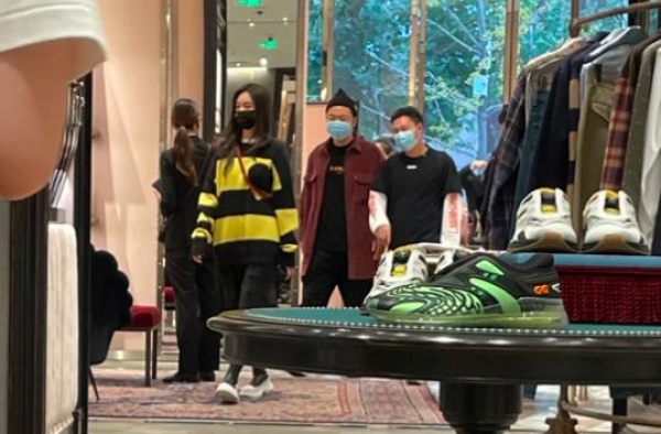 力破分手传闻！杜海涛沈梦辰手牵手逛奢侈品店，婚期将至？