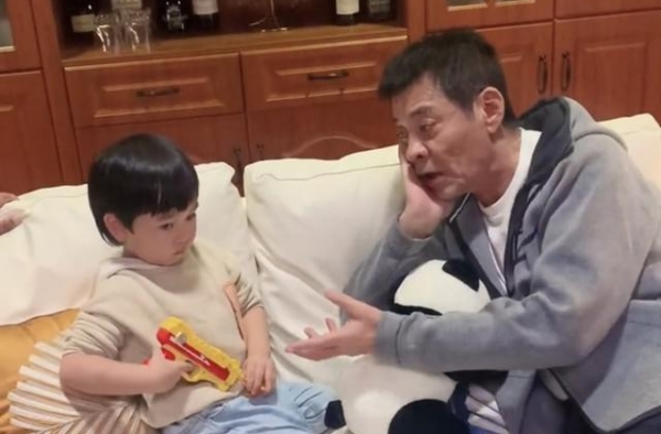 63岁刘威和男孩亲昵同框，被疑是其老来得子！曾和杨若兮父女恋
